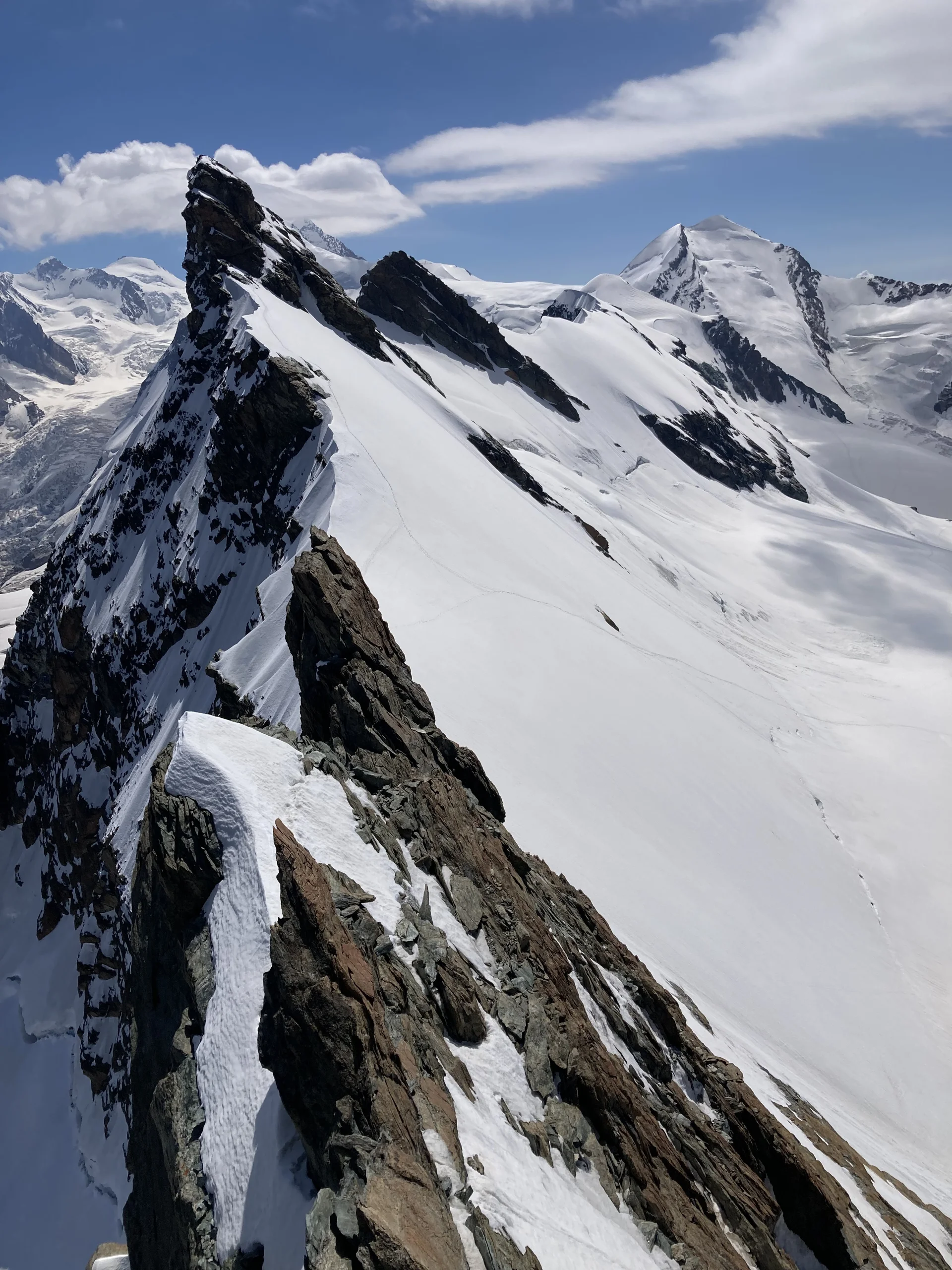 Breithorn Traverse mit Blick auf die Breithorn Zwillinge und den Castor im Hintergrund  | © Bergfreunde München