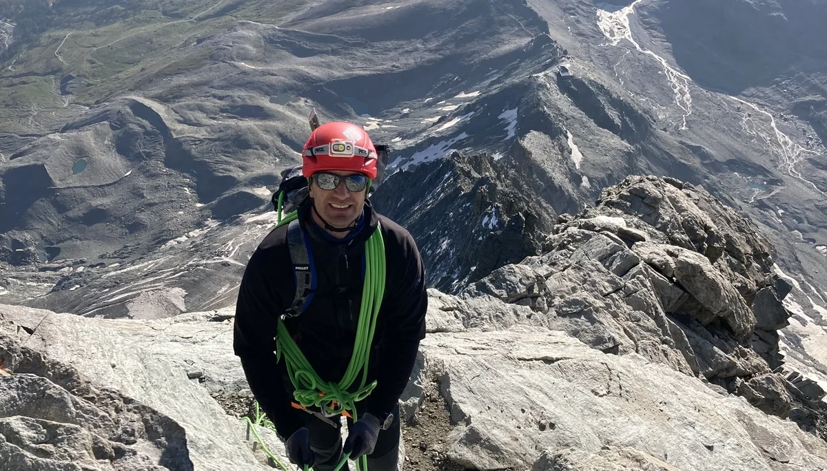 Auf dem Hörnligrat mit der Hörnlihütte ganz unten  | © Bergfreunde München