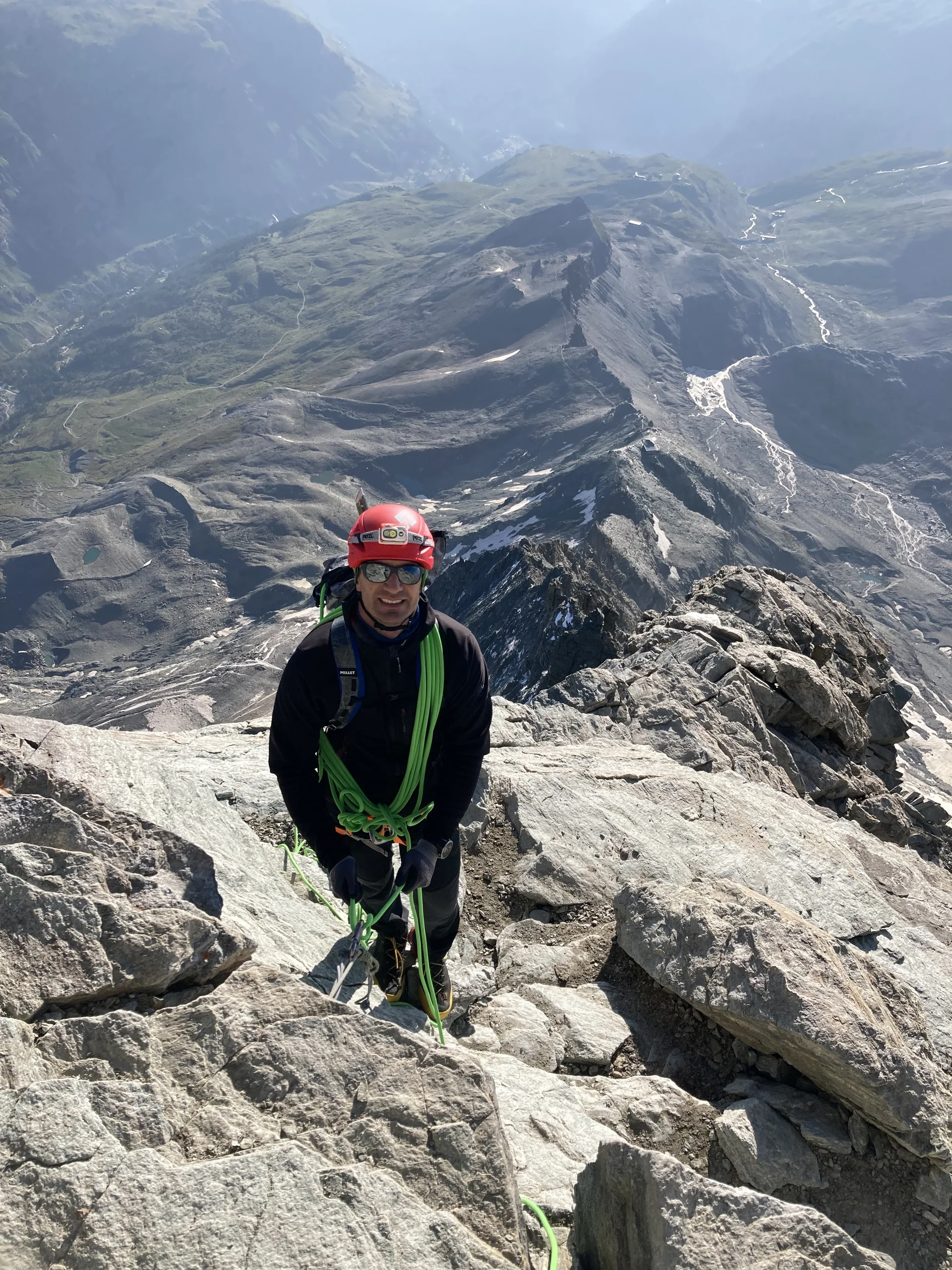 Auf dem Hörnligrat mit der Hörnlihütte ganz unten  | © Bergfreunde München