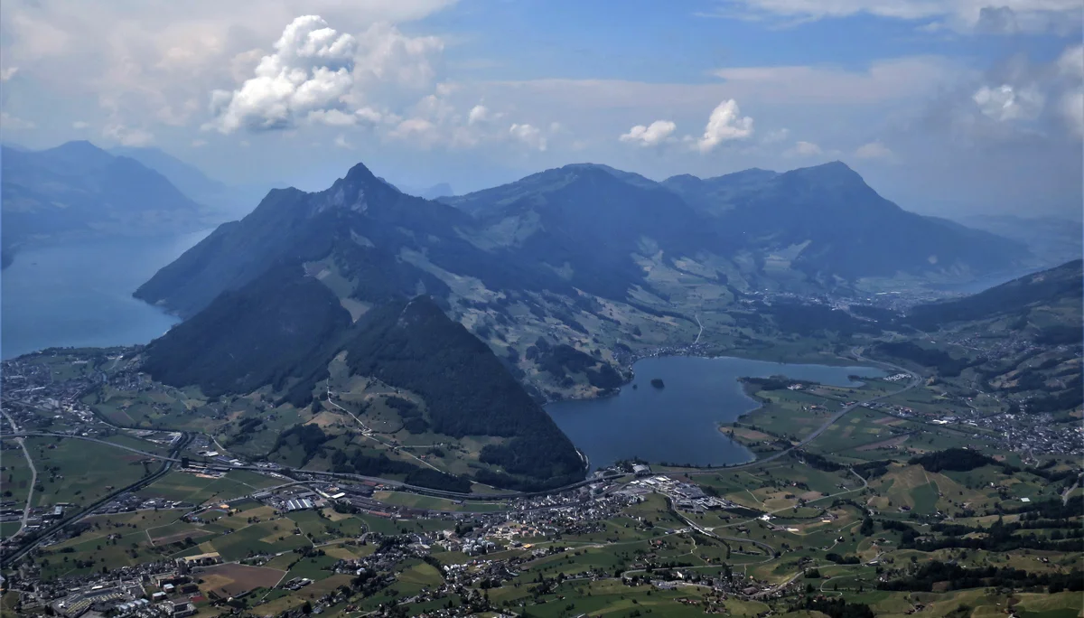Blick auf Schwyz, Vierwaldstätter See (links), Lauerzersee (rechts) und Rigi-Berggruppe | © Bergfreunde München