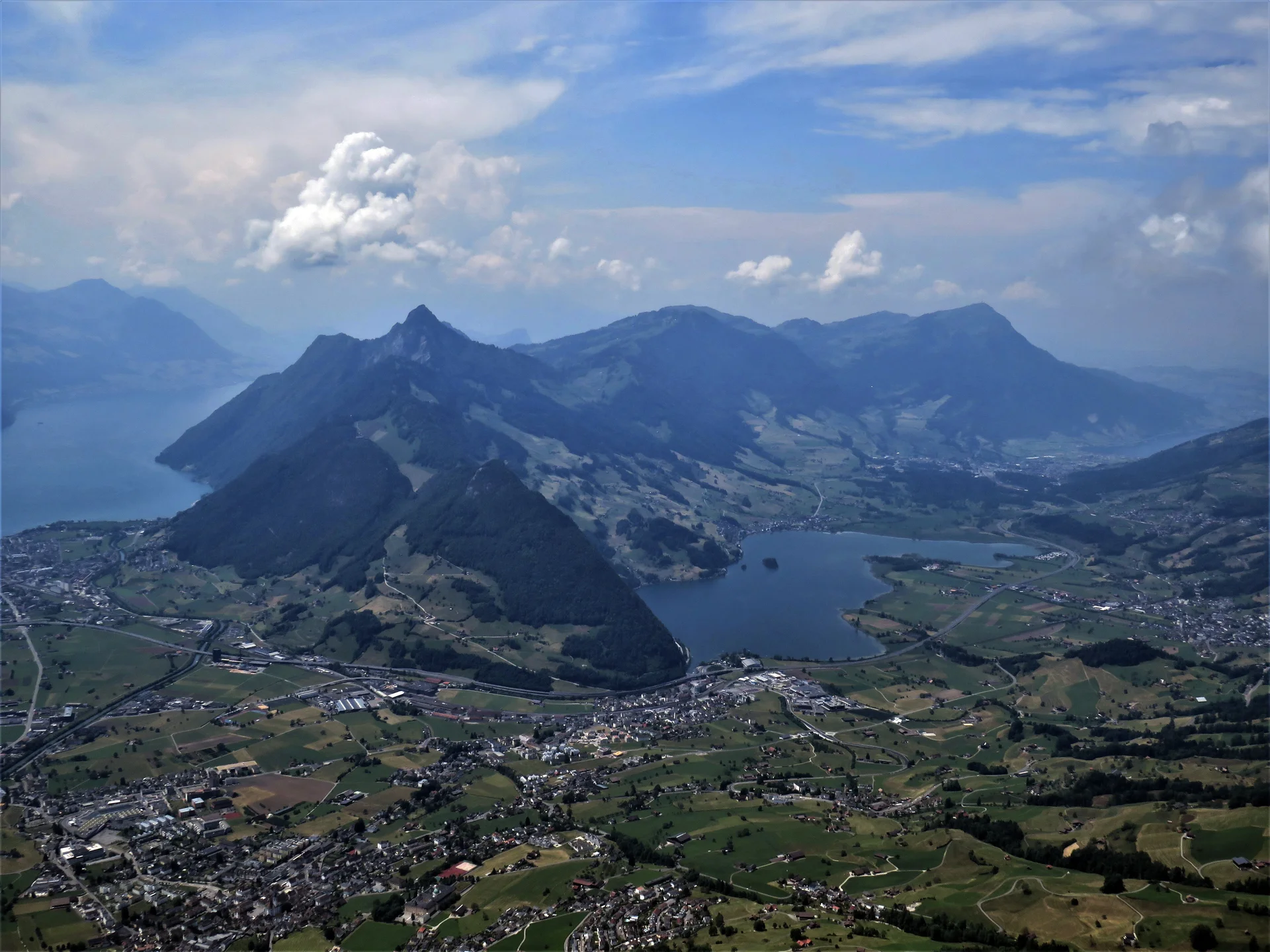 Blick auf Schwyz, Vierwaldstätter See (links), Lauerzersee (rechts) und Rigi-Berggruppe | © Bergfreunde München