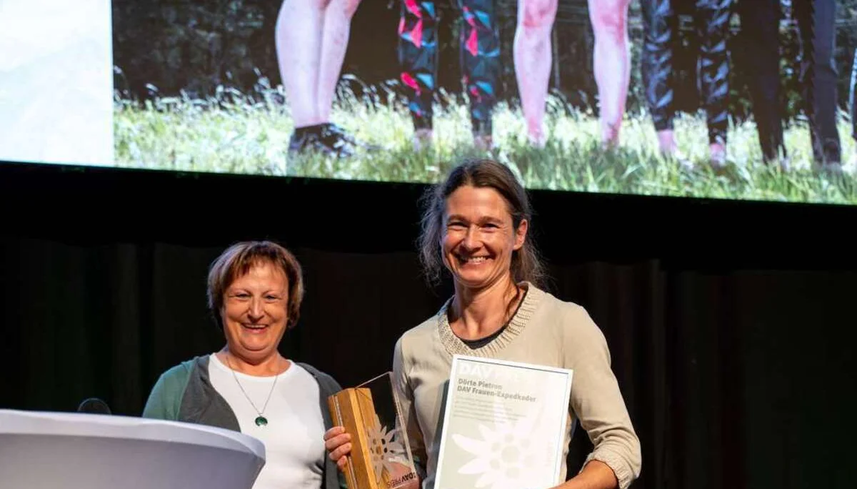 DAV-Vizepräsidentin Burgi Beste verleiht den DAV-Preis Sport 2025 an Dörte Pietron | © DAV - Julian Rohn