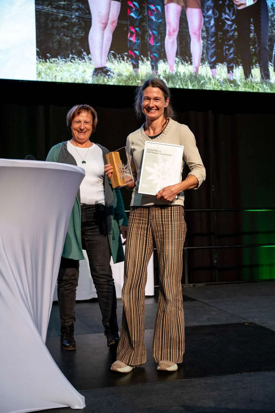 DAV-Vizepräsidentin Burgi Beste verleiht den DAV-Preis Sport 2025 an Dörte Pietron | © DAV - Julian Rohn