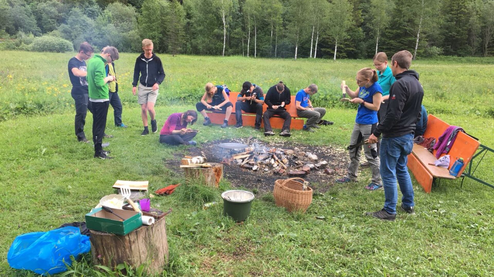 Gruppe am Feuer | © Bergfreunde München/TAN Gruppe am Feuer | © Bergfreunde München/TAN