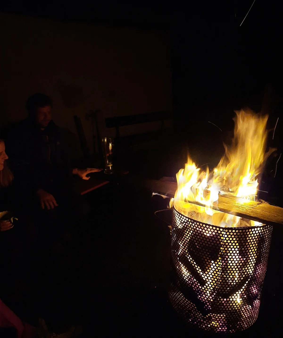 Aufwärmen am Feuer | © Bergfreunde München/TAN