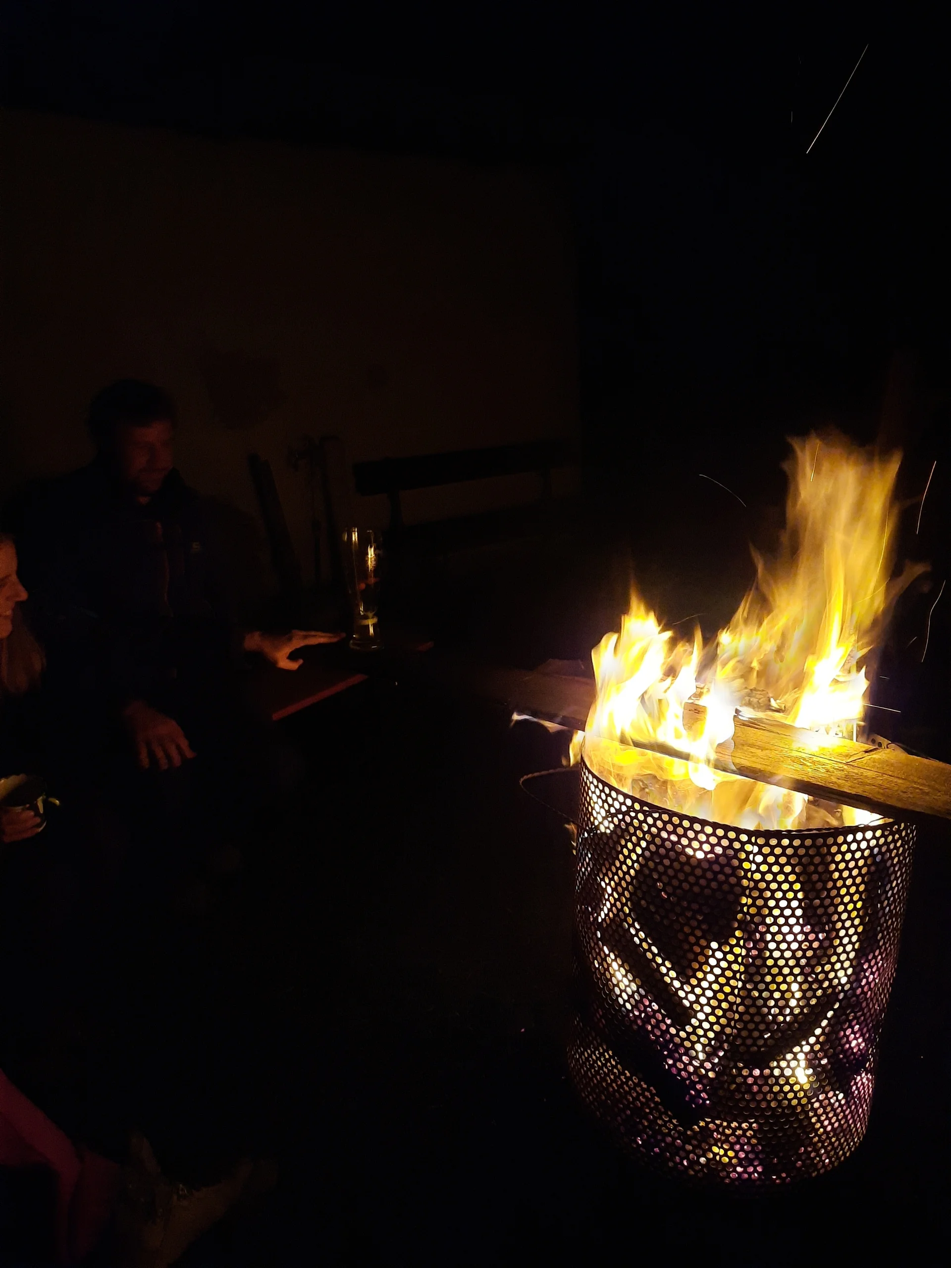 Aufwärmen am Feuer | © Bergfreunde München/TAN