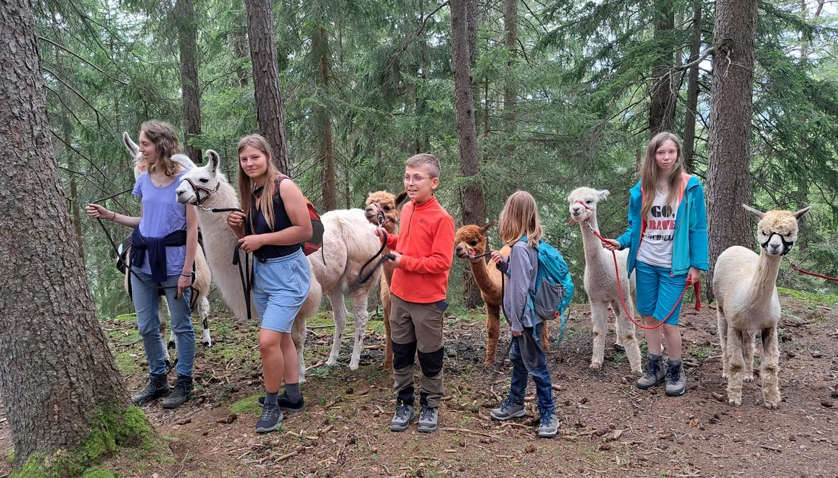 Gruppenbild mit Alpakas | © Bergfreunde München/TAN