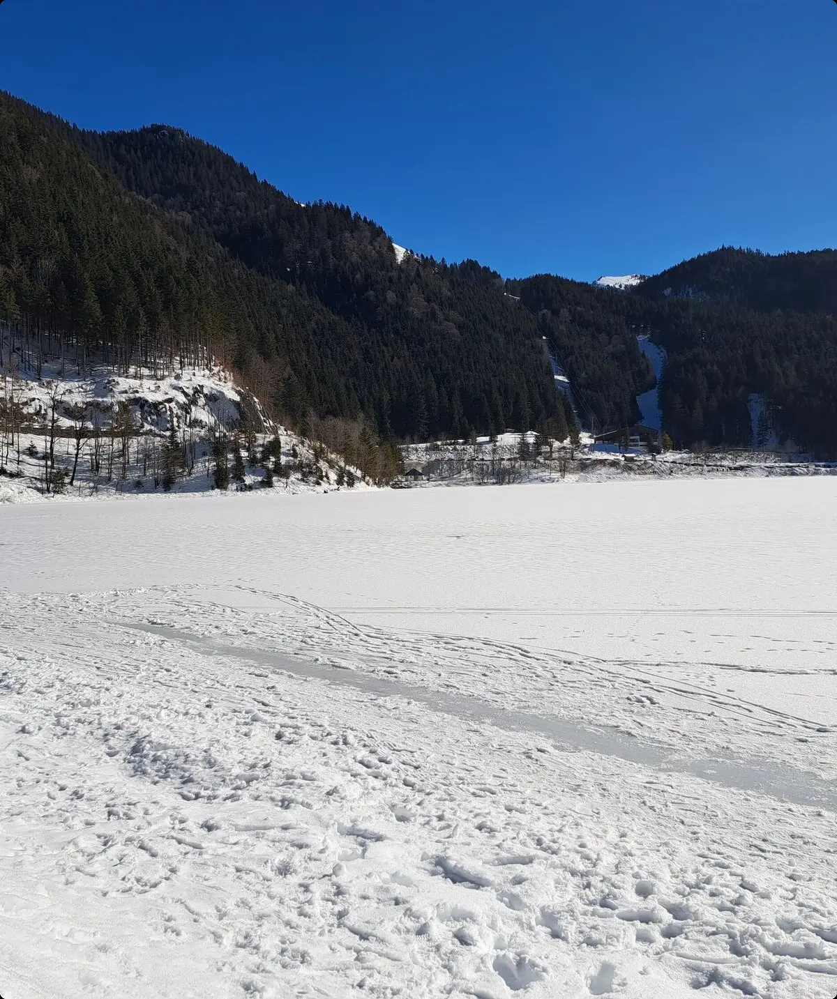 Blick auf den geforenen Spitzingsee | © Bergfreunde München/TAN
