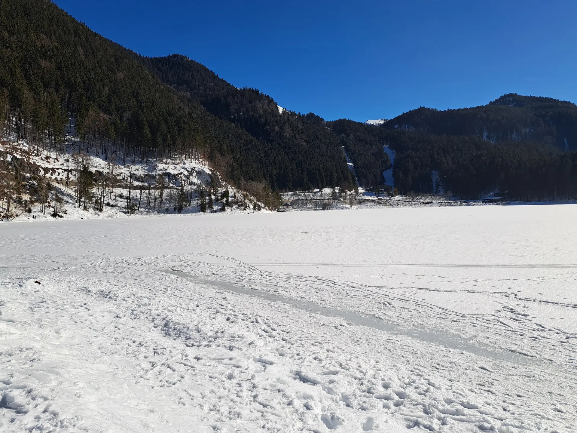 Blick auf den geforenen Spitzingsee | © Bergfreunde München/TAN