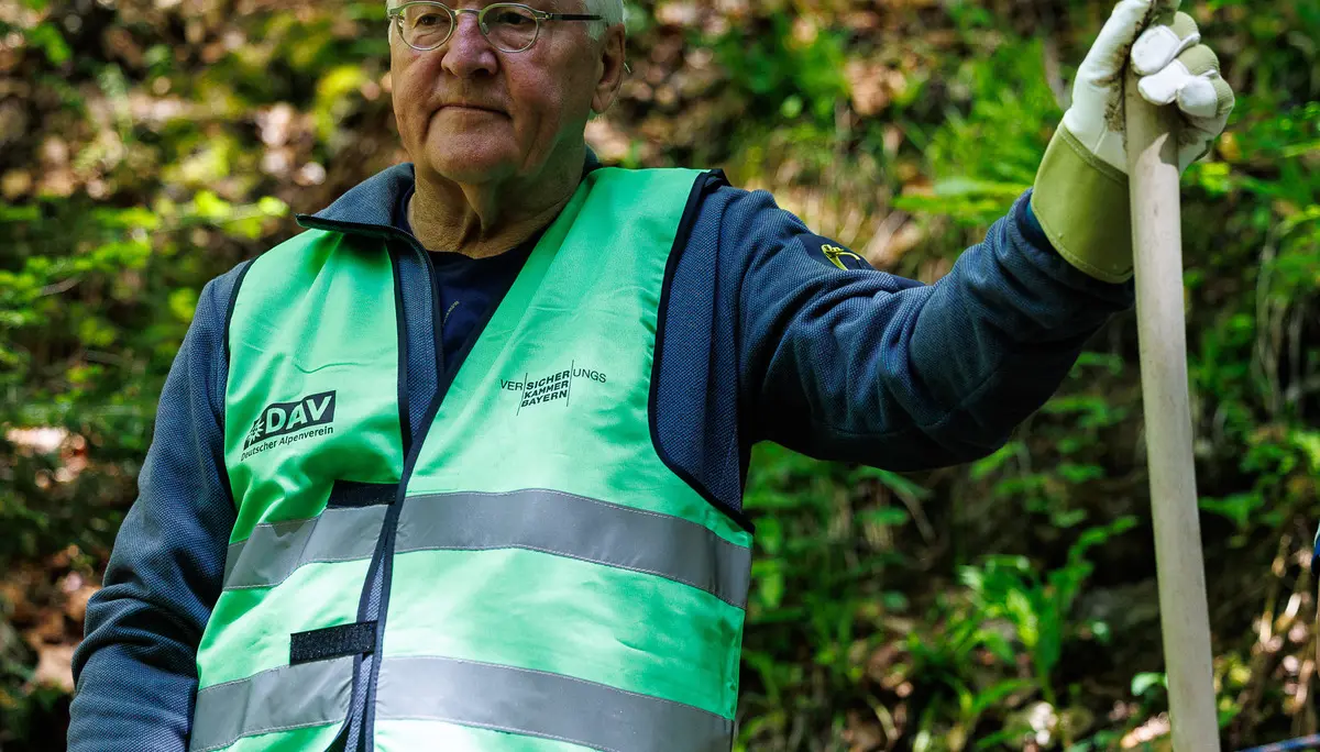 Bundespräsident beim Wegebau | © Marco Kost