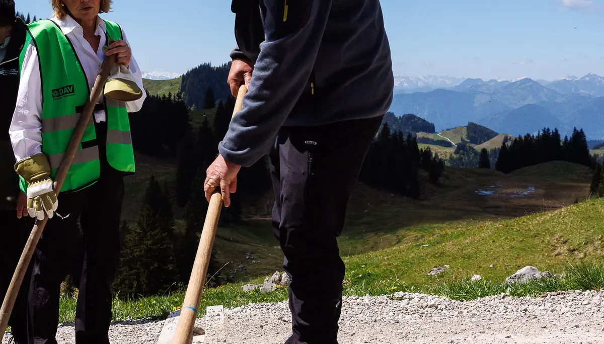 Bundespräsident mit Ehefrau bei  der Wegeerhaltung | © Marco Kost