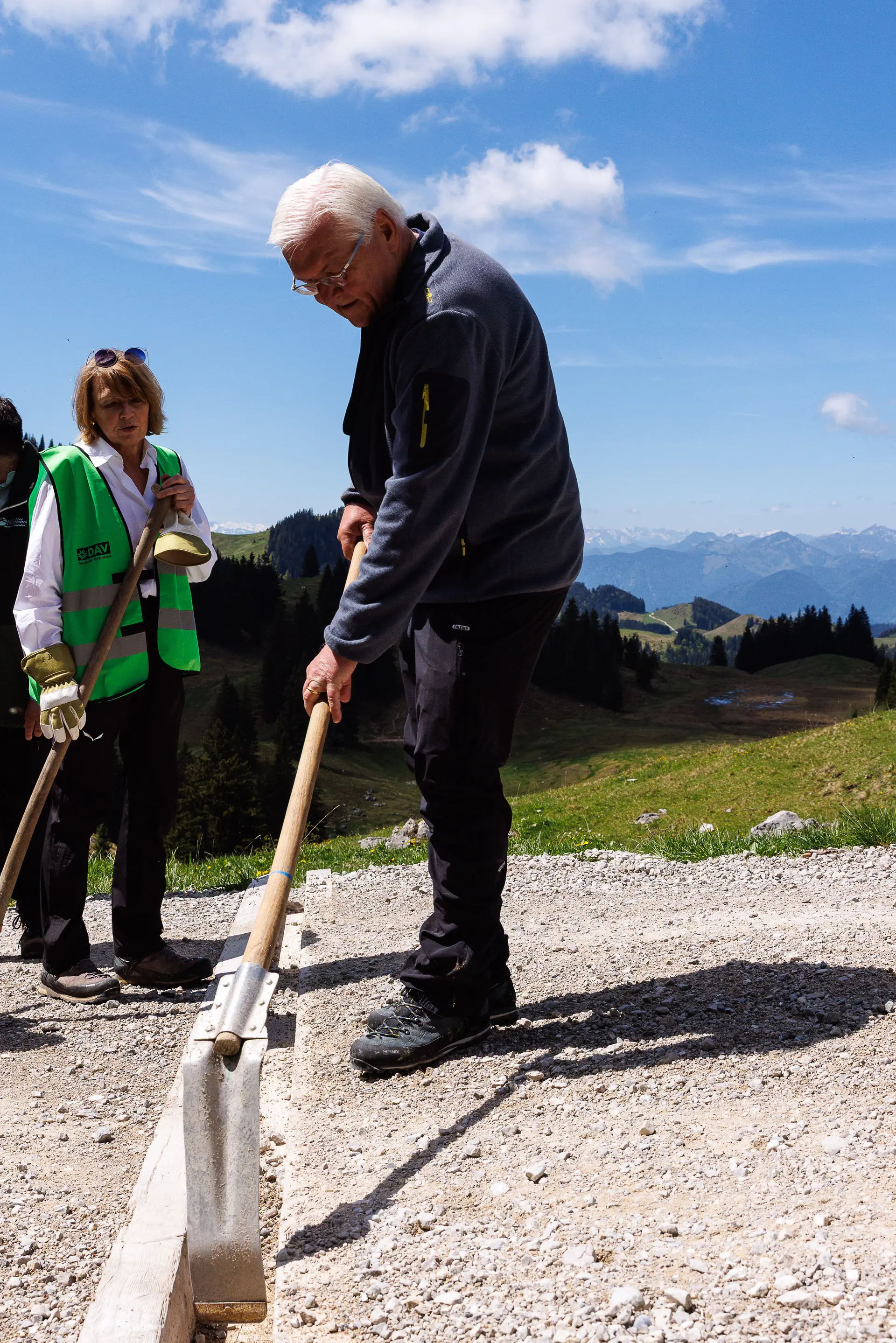 Bundespräsident mit Ehefrau bei  der Wegeerhaltung | © Marco Kost