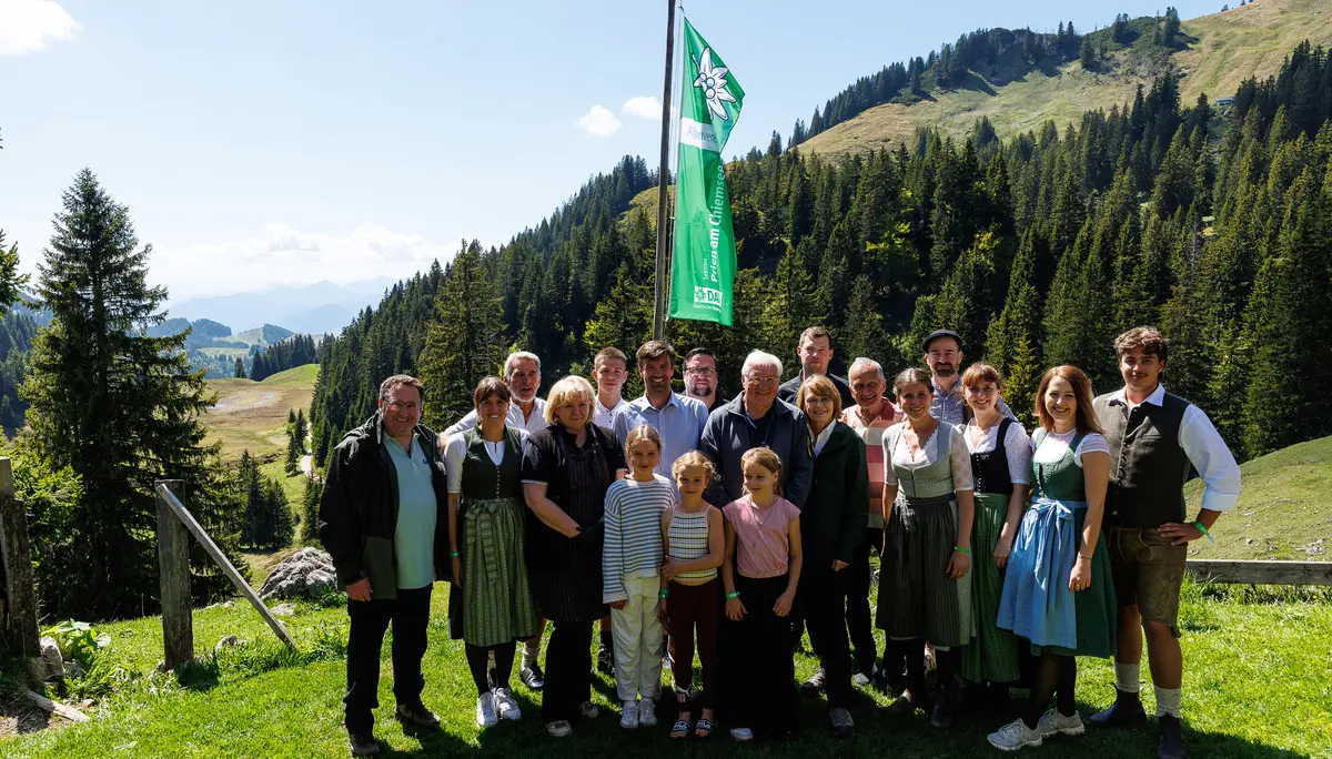 Gruppenbild auf der Priener Hütte: Präsident Steinmeier mit Hüttenwirtin Rosa Lohrmann u.a. | © Gruppenbild auf der Priener Hütte: Präsident Steinmeier mit Hüttenwirtin Rosa Lohrmann u.a. , Foto  Marco Kost