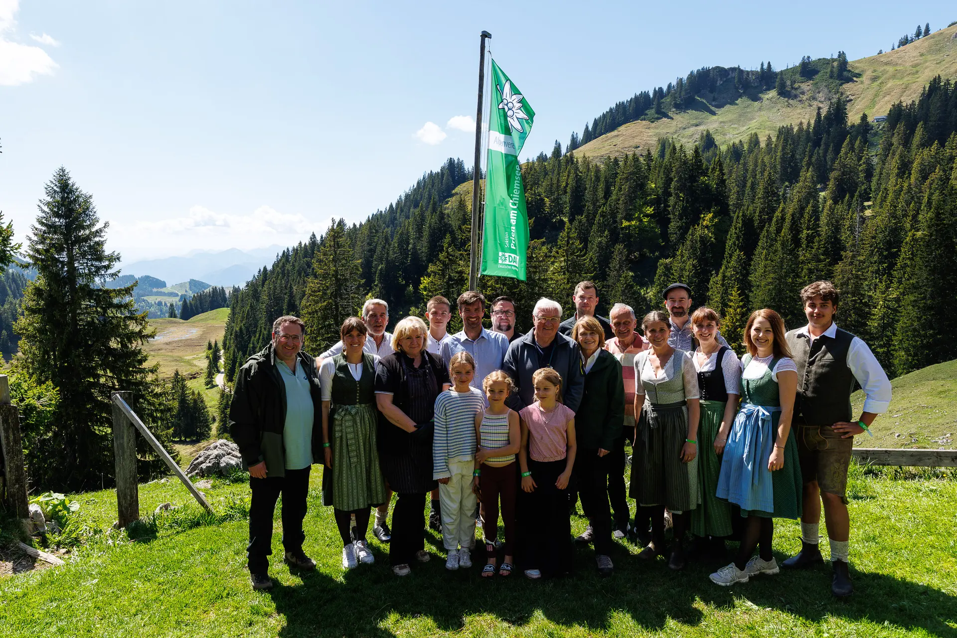 Gruppenbild auf der Priener Hütte: Präsident Steinmeier mit Hüttenwirtin Rosa Lohrmann u.a. | © Gruppenbild auf der Priener Hütte: Präsident Steinmeier mit Hüttenwirtin Rosa Lohrmann u.a. , Foto  Marco Kost