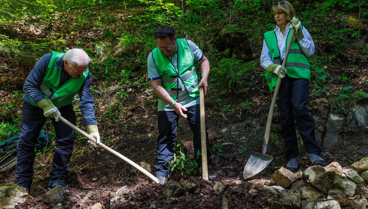 Bundespräsident mit Ehefrau beim Wegebau | © Bundespräsident Frank-Walter Steinmeier und seine Frau Elke Büdenbender werden von Staatssekretär Tobias Gotthardt (Mitte) bei der Wegepflege unterstützt. Foto: DAV/Marco Kost