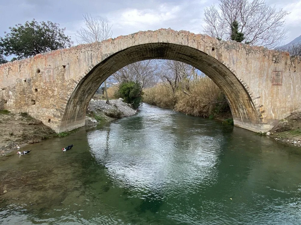 alte venizianische Brücke | © Jochen Ebenhoch