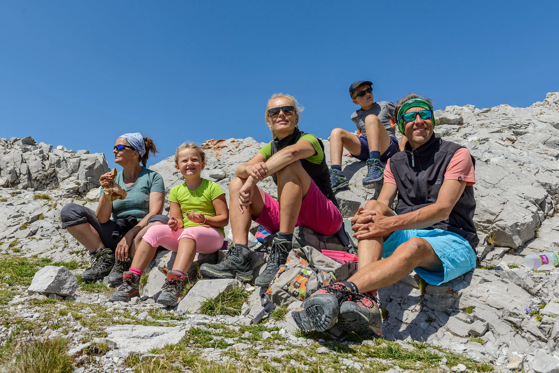 Eine Familie macht Mittagspause auf dem Berg | © DAV / Norbert Freudenthaler